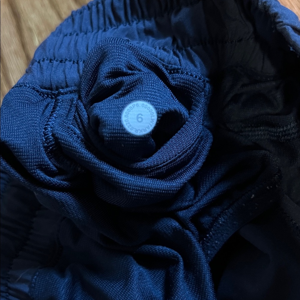 Lululemon 2.5 Hotty Hot Shorts - Picture 3 of 3